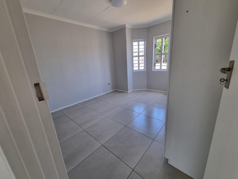 To Let 2 Bedroom Property for Rent in Oakglen Western Cape